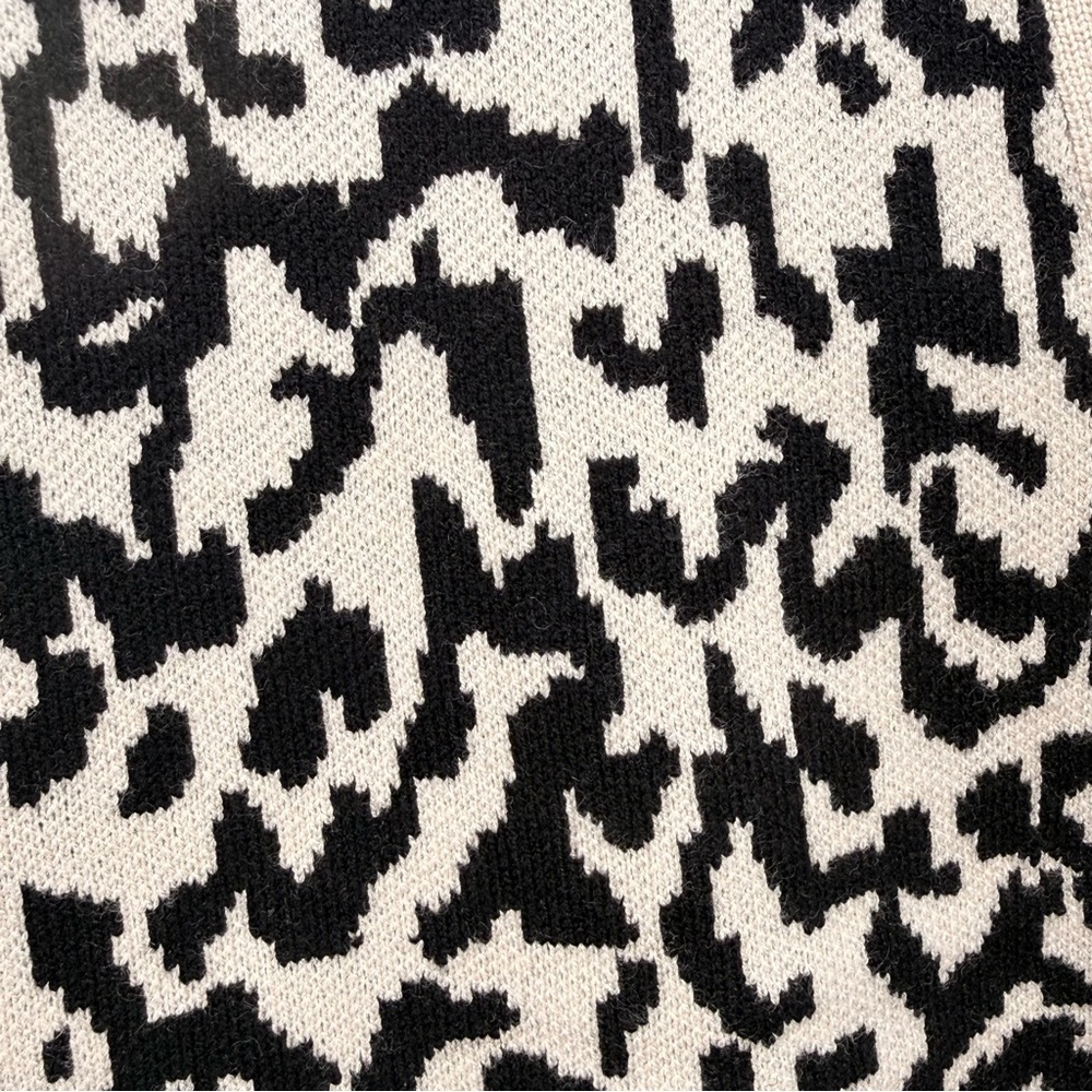 T Tahari NWT Zebra Ivory Black Jacquard V Neck Cardigan Women’s Plus Size 2X - Picture 4 of 9